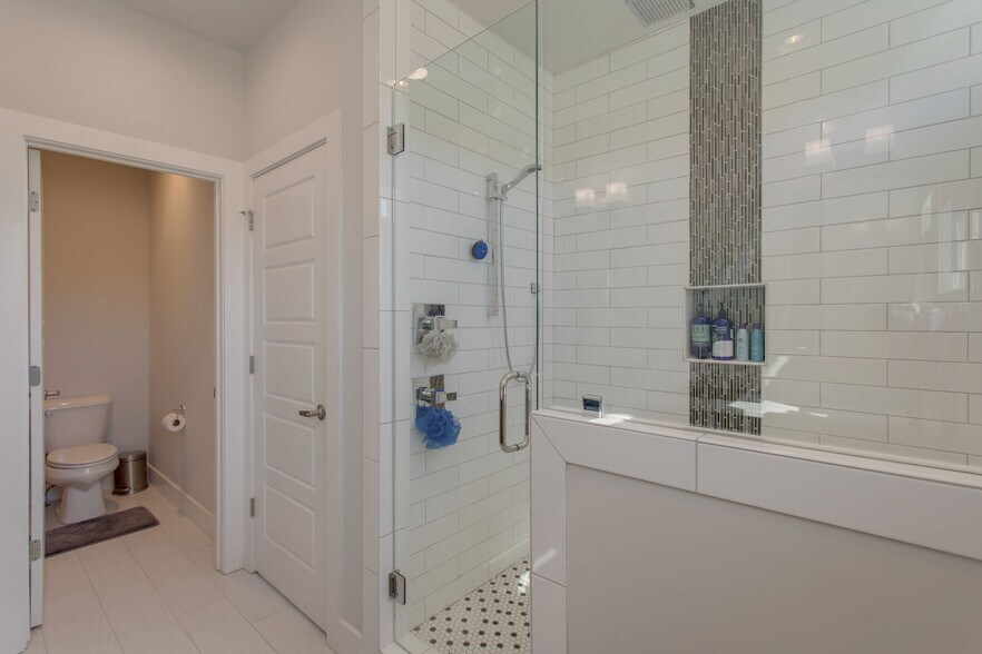 Master Shower - 1515 Porter Rd