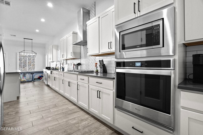 Building Photo - 869 Eastwell Dr
