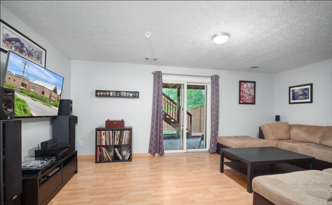 Building Photo - 9454 Fens Holw