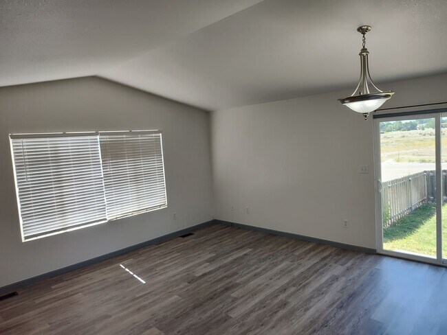 Building Photo - ALL PROSPECTIVE TENANTS MUST SUBMIT A $58 NON-REFUNDABLE APPLICATION FEE PER APPLICANT ONLINE AND...