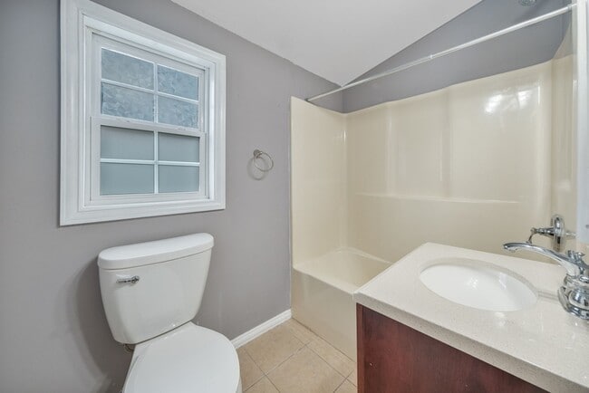 Building Photo - 2 Bedroom / 2 Bathroom House in Tuscola