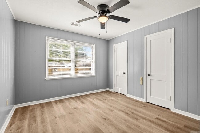 Building Photo - 715 Oakwood