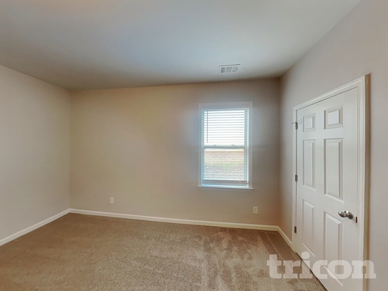 Building Photo - 654 Ivy Chase Loop