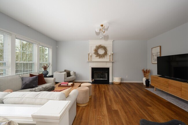 Building Photo - **UPDATED BRENTWOOD HOME THAT DOESN'T FEEL LIKE A RENTAL**