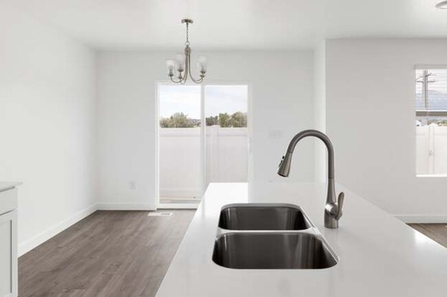 Building Photo - Like New 3 Bd 2.5 Bath Townhome