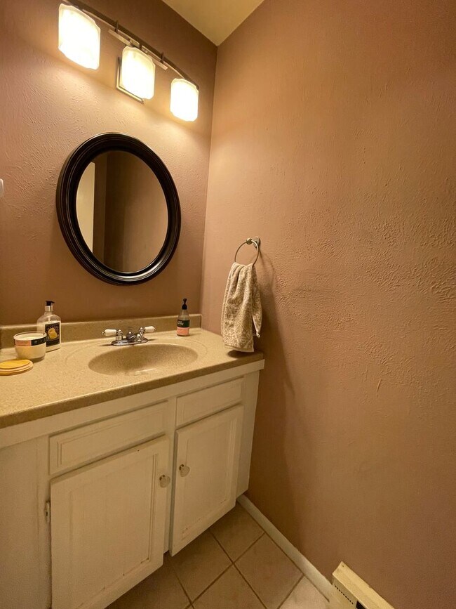 Building Photo - Cozy 4B/2B Unit With Views In East Boulder...