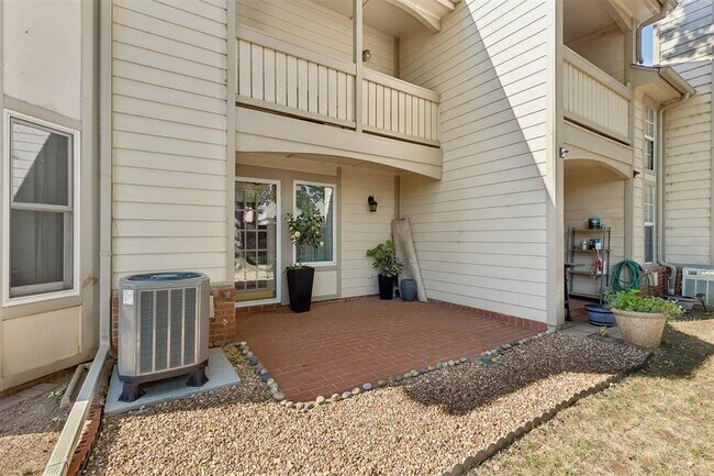 Building Photo - 11819 Red Oak Way