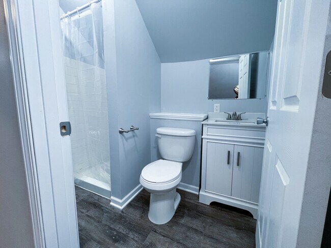 Upstairs Bathroom - 5202 Leighton Ave