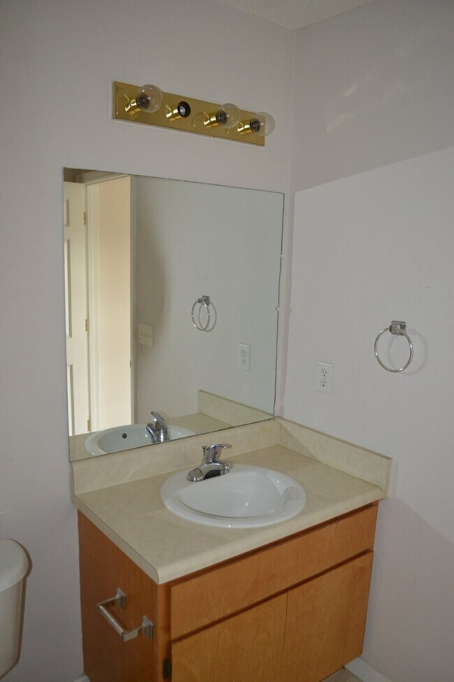 Building Photo - Apartment For Rent