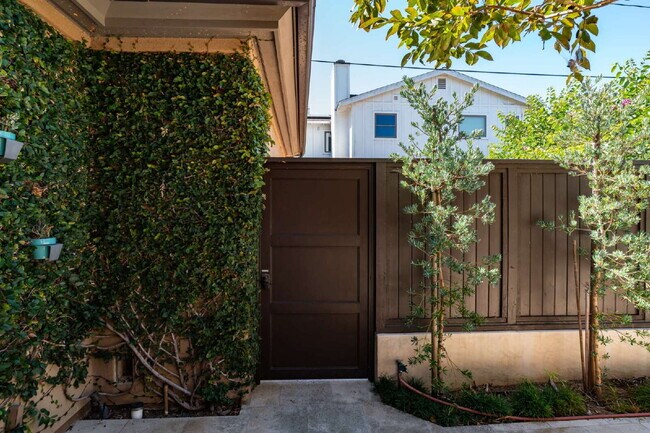Building Photo - Sophisticated Mediterranean Villa in Newpo...