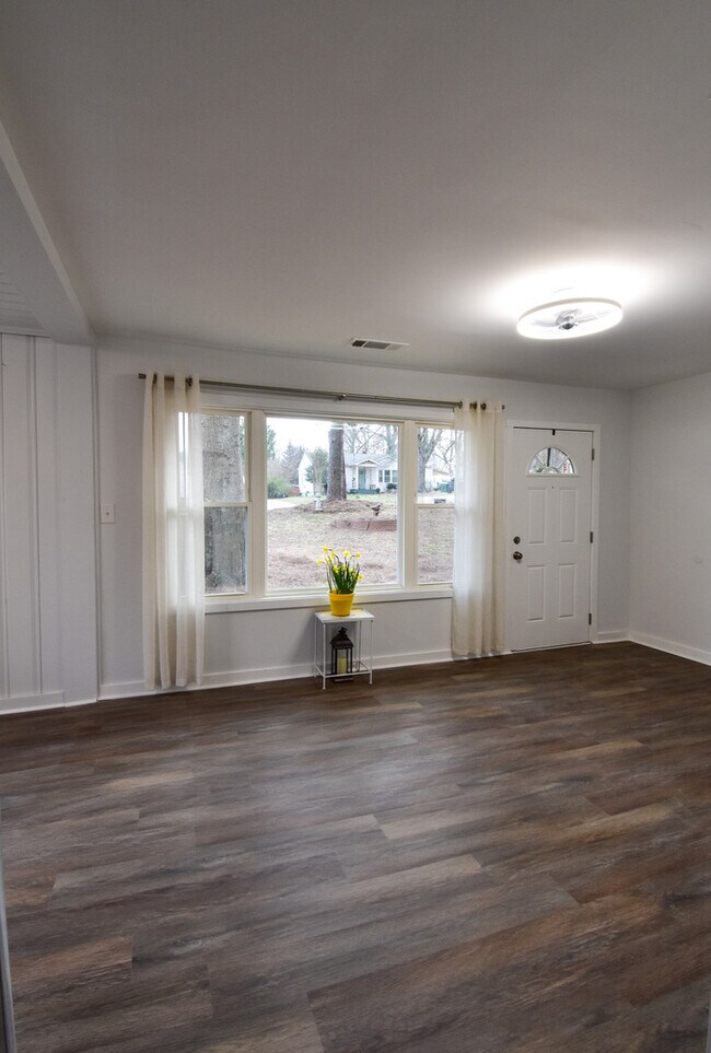 Building Photo - Welcome to this charming 3-bedroom, 1-bath...