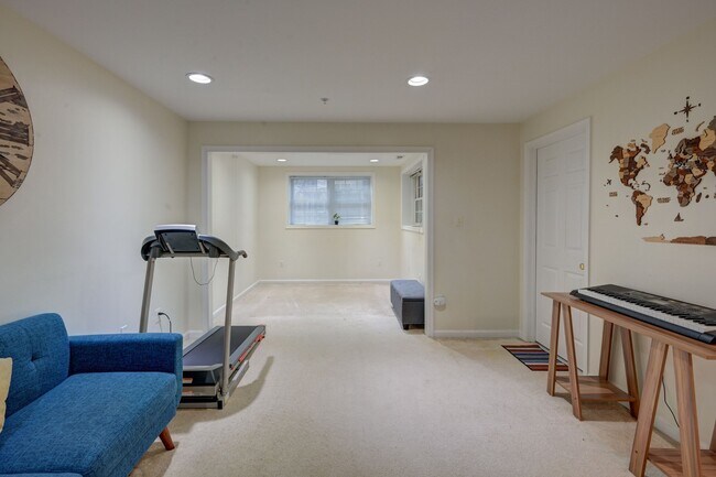Building Photo - 8827 Montjoy Pl
