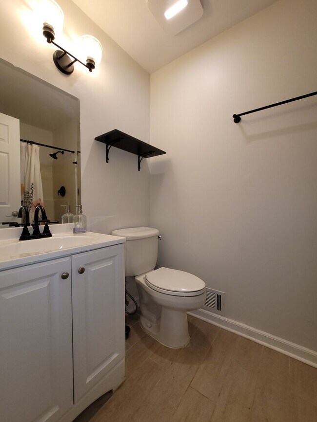 Building Photo - 4 Bed/2 Bath w/ Huge Basement Minutes from...