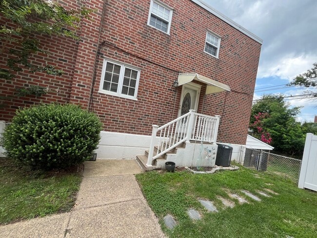 Building Photo - 124 Meadow Ln