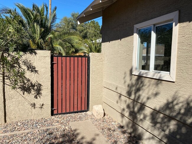 Building Photo - 522-524 W Culver ST