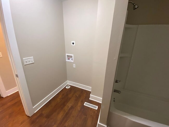 Building Photo - 4 Bedroom Home just 3 minutes from downtown!