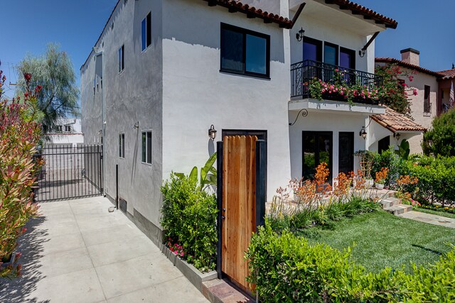 Building Photo - 831 S Curson Ave