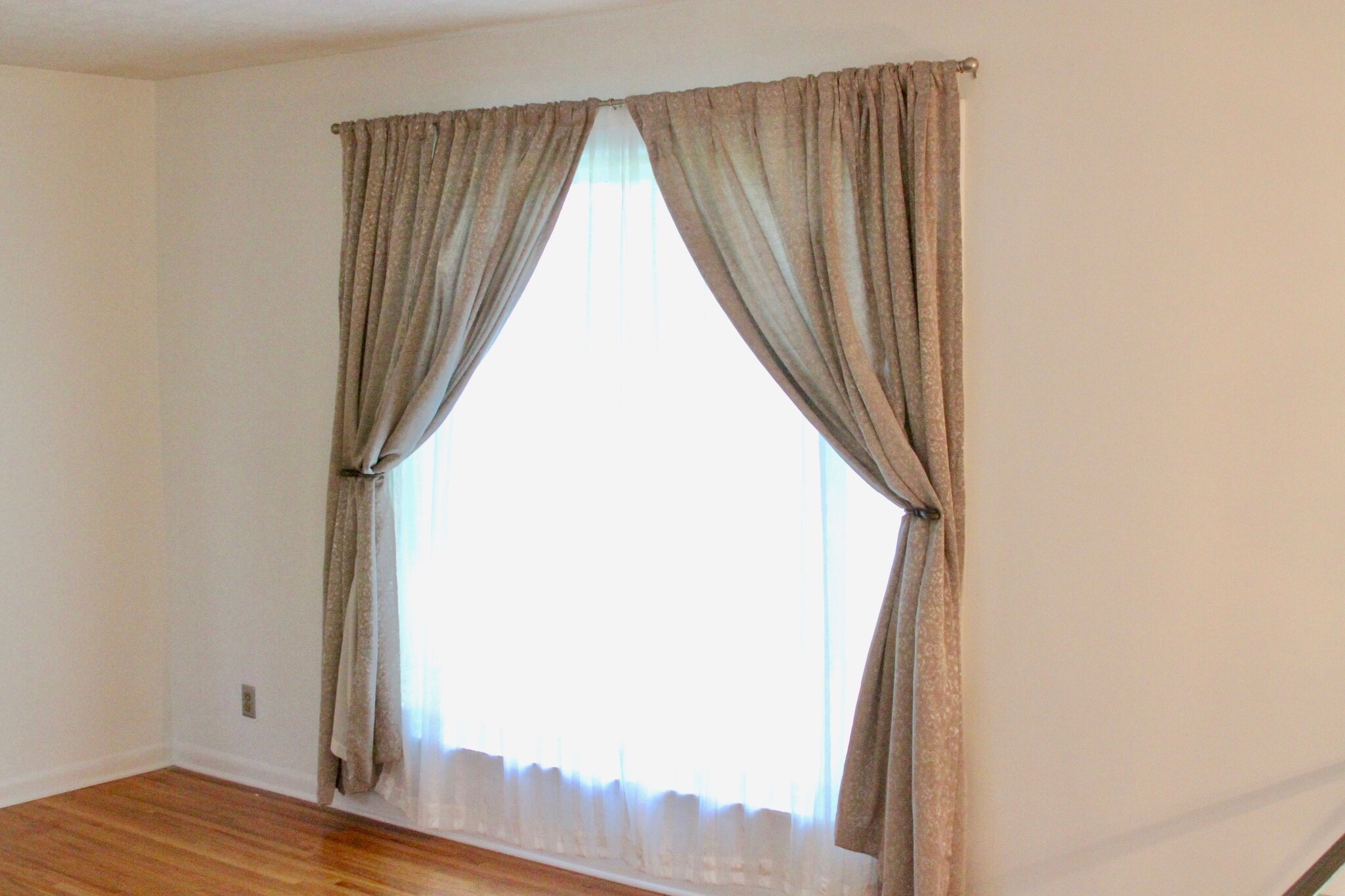 Feature window in lounge. - 4807 Jeffery Dr
