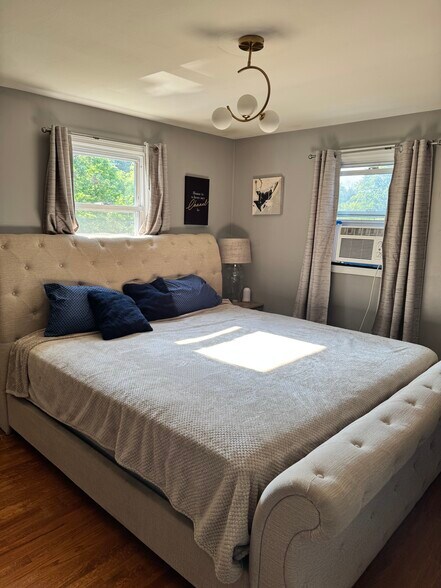 Main bedroom king size bed - 59 Westfield Ter