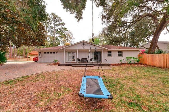 Building Photo - 900 Mallery St