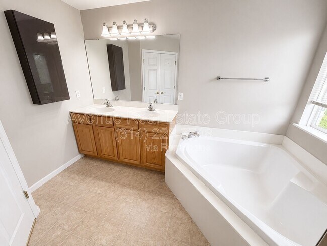 Building Photo - 555 Fortress Ct