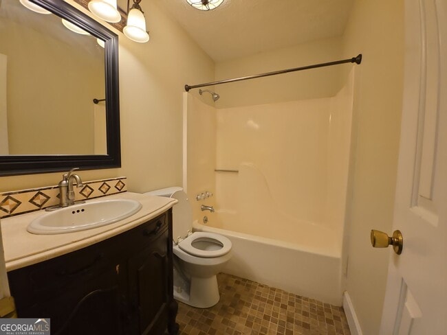 Building Photo - 820 Woodland Dr