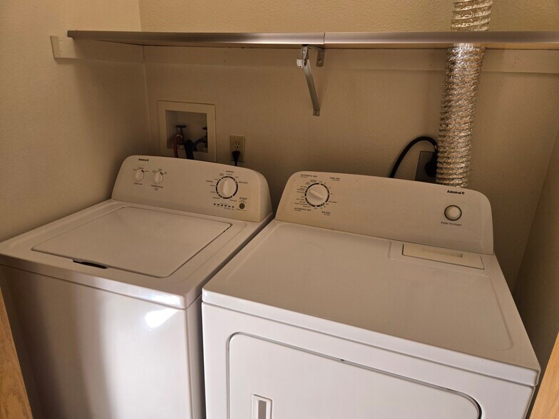 Building Photo - 315 Janet St