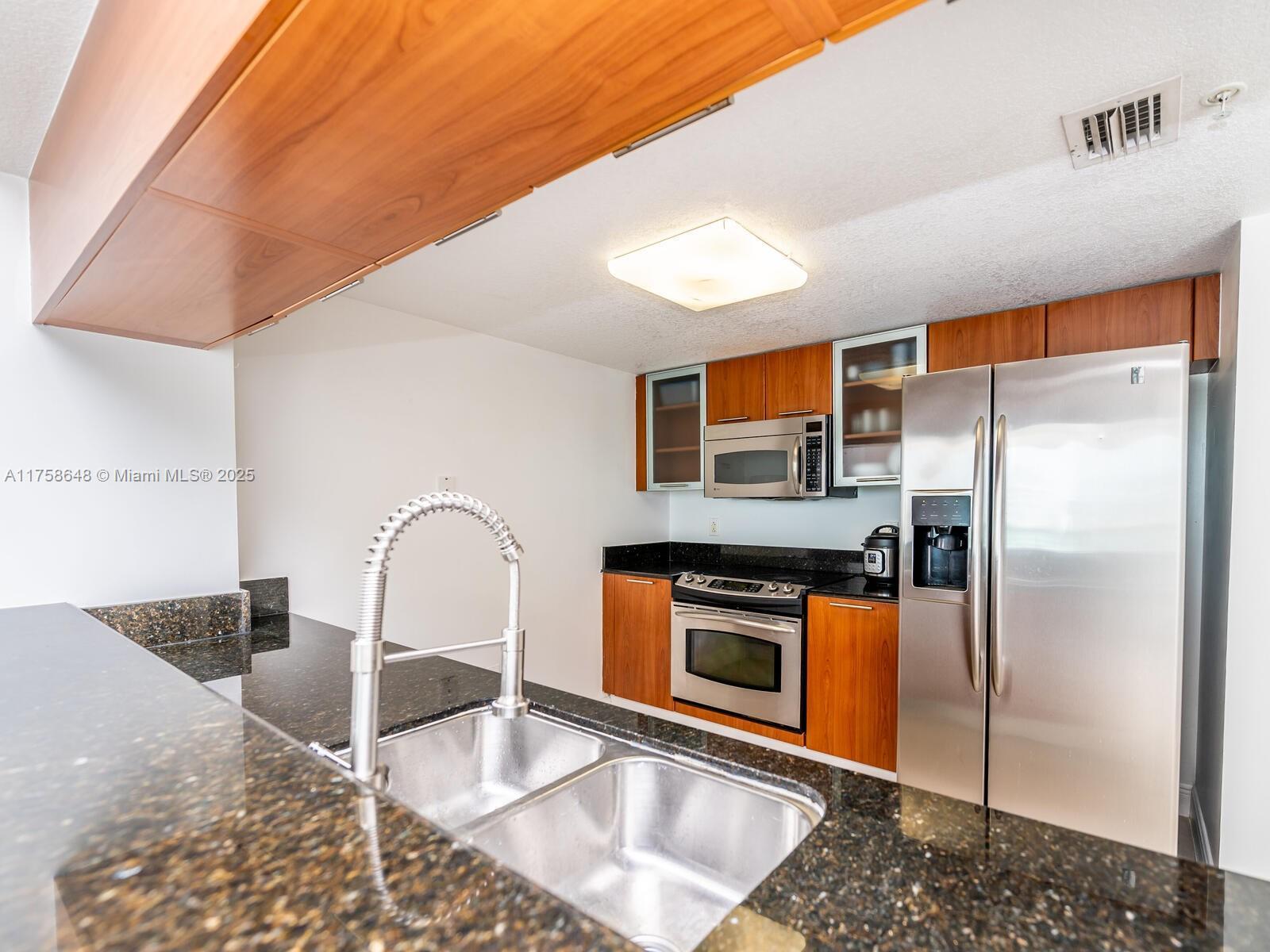 Building Photo - 1800 N Bayshore Dr
