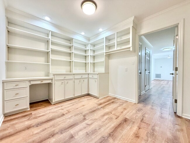 Building Photo - 130 Valley Club Cir