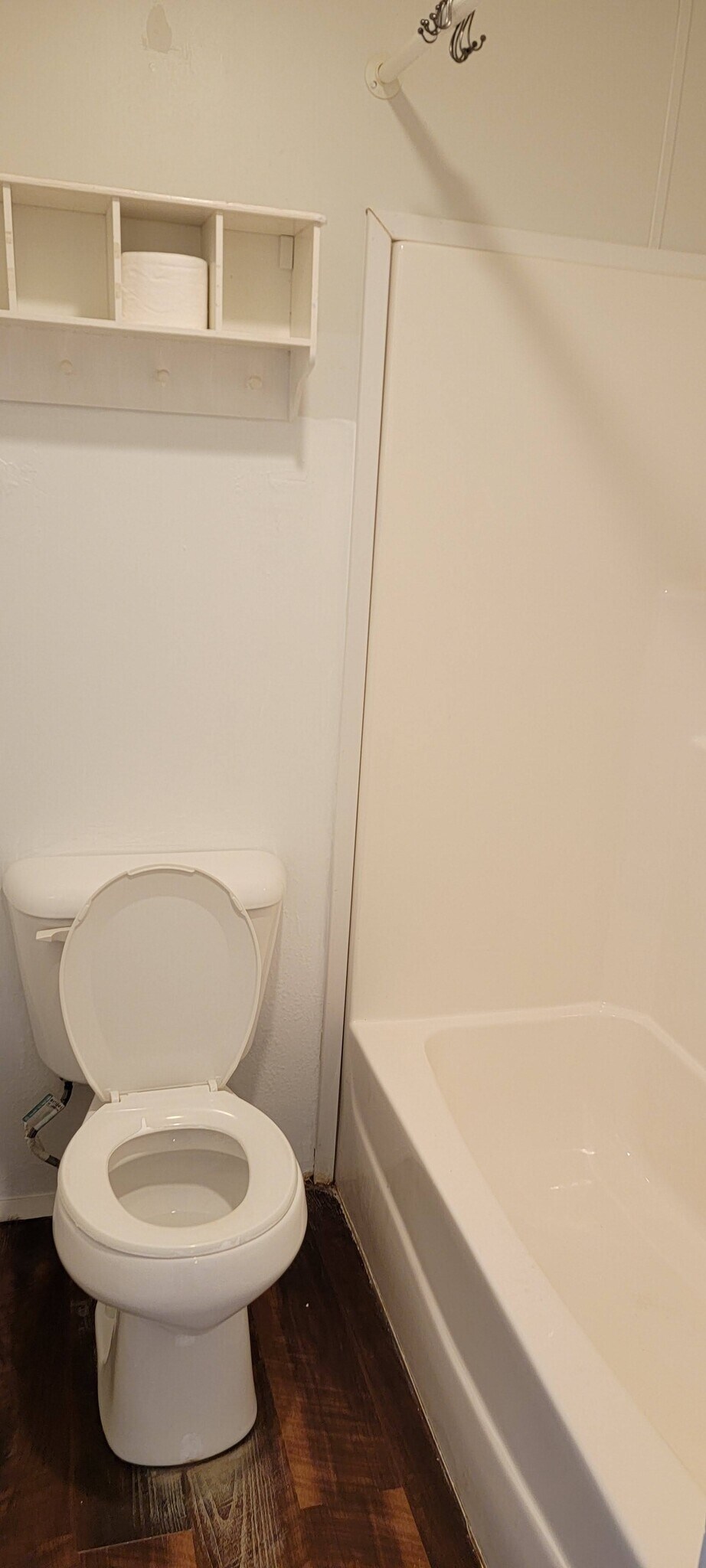 2nd Bath tub and toilet - 8936 Turner Dr