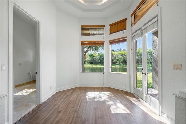 Building Photo - 10546 Versailles Blvd