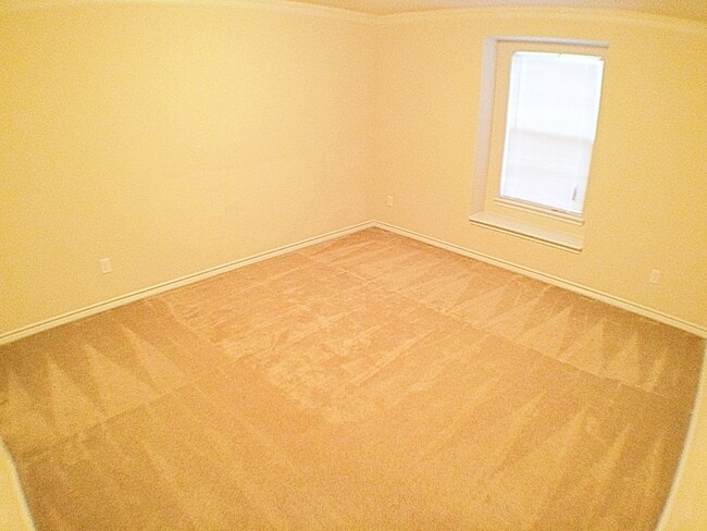 Building Photo - Newly Updated Expansive 5 Bedroom 3.5 Bath...