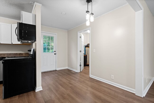 Building Photo - Renovated 3 Bedroom Dog Friendly Home For ...