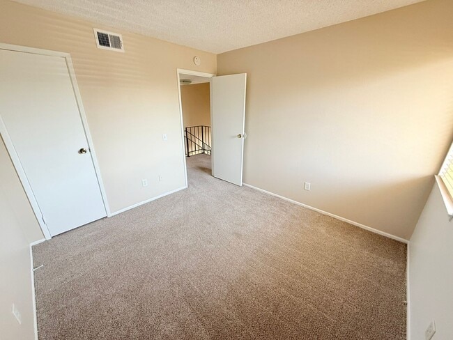 Building Photo - Spacious 3-Bedroom Condo in the Indian Can...