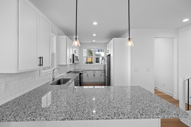Building Photo - Newly Built 4BD, 3.5BA End-Unit Raleigh To...
