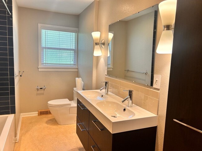 Building Photo - 4 Bedroom, 2 Bathroom in the Lower Rattles...