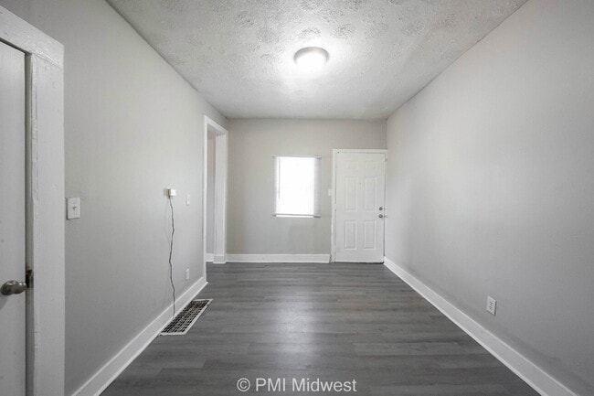 Building Photo - 445 W 29th St