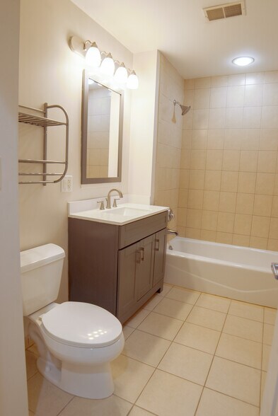Building Photo - 4953 Oakton St