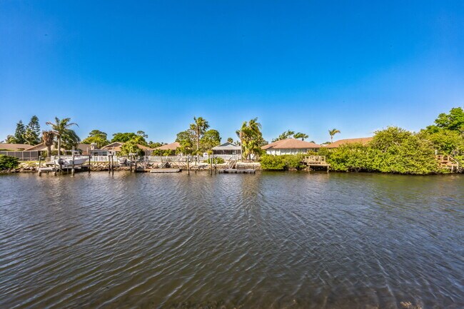 Building Photo - "Charming Coastal Retreat: Cozy 1-Bedroom ...