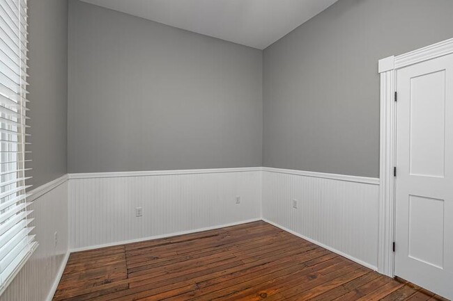 Building Photo - 507 W 38th St