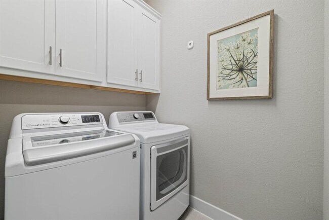 Building Photo - 708 Pinnacle Dr