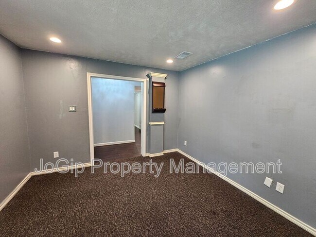 Building Photo - 216 Wesley Dr