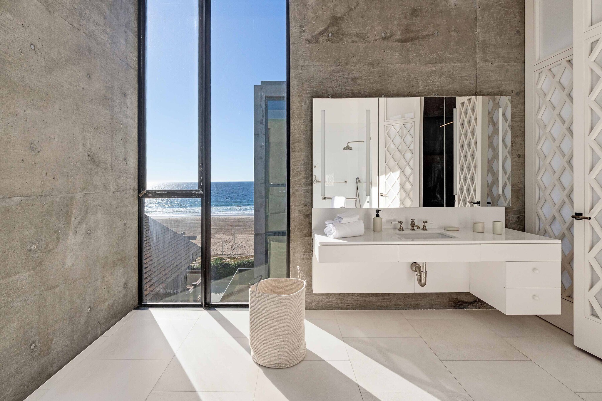 Building Photo - 1812 The Strand