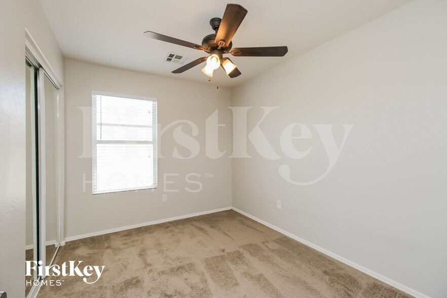 Building Photo - 3941 E Esplanade Ave