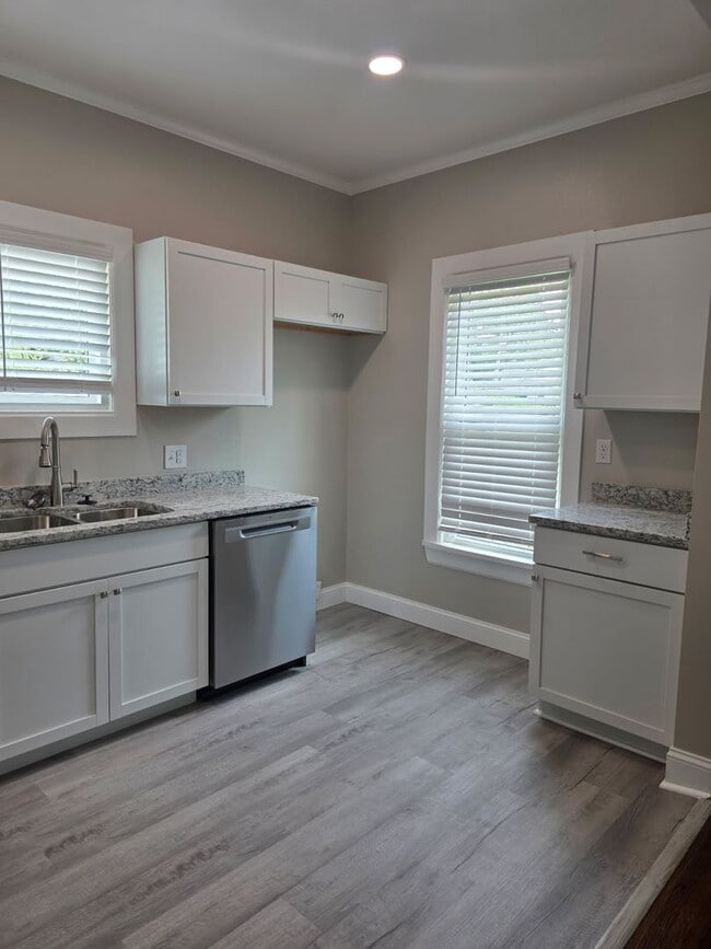 Building Photo - Be the first to lease this Bungalow Beauty!