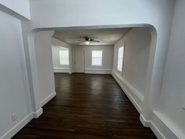 Building Photo - 714 S Thomas Ave