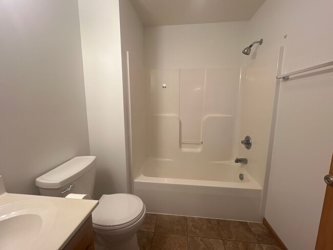 Building Photo - Newly Available - 1 Bedroom Condo- Availab...