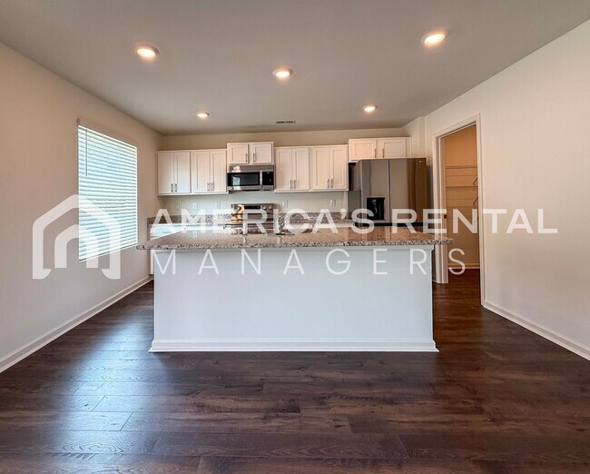 Building Photo - Move-in Special! Beautiful 5 Bed, 2 Bath h...