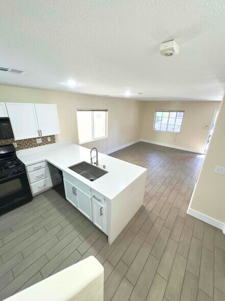 Building Photo - 9140 Gabardine Ave