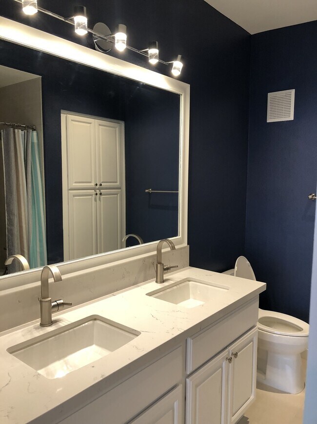 Building Photo - 2BR/2BA Plus Bonus/office Condo at The Hei...